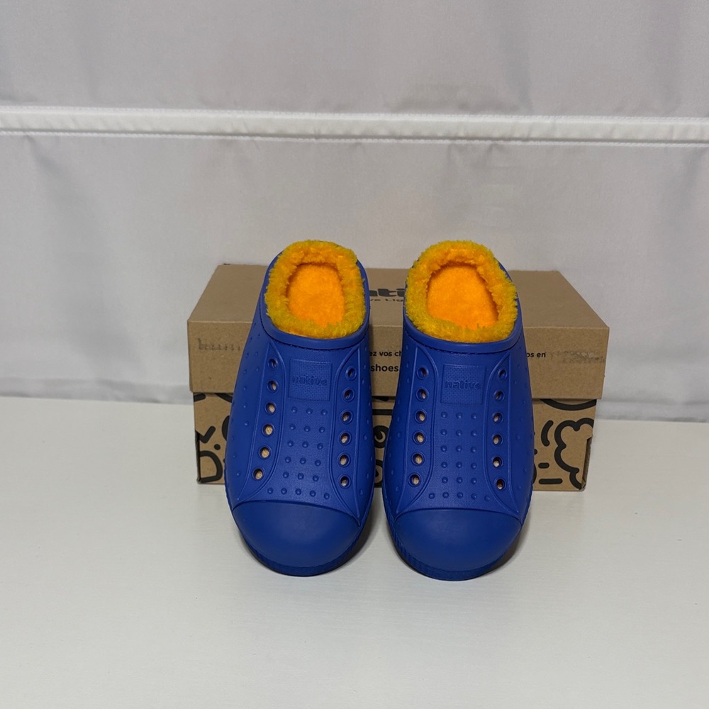 Native Jefferson Cozy Blue Kids Slippers with Orange Interior NWT